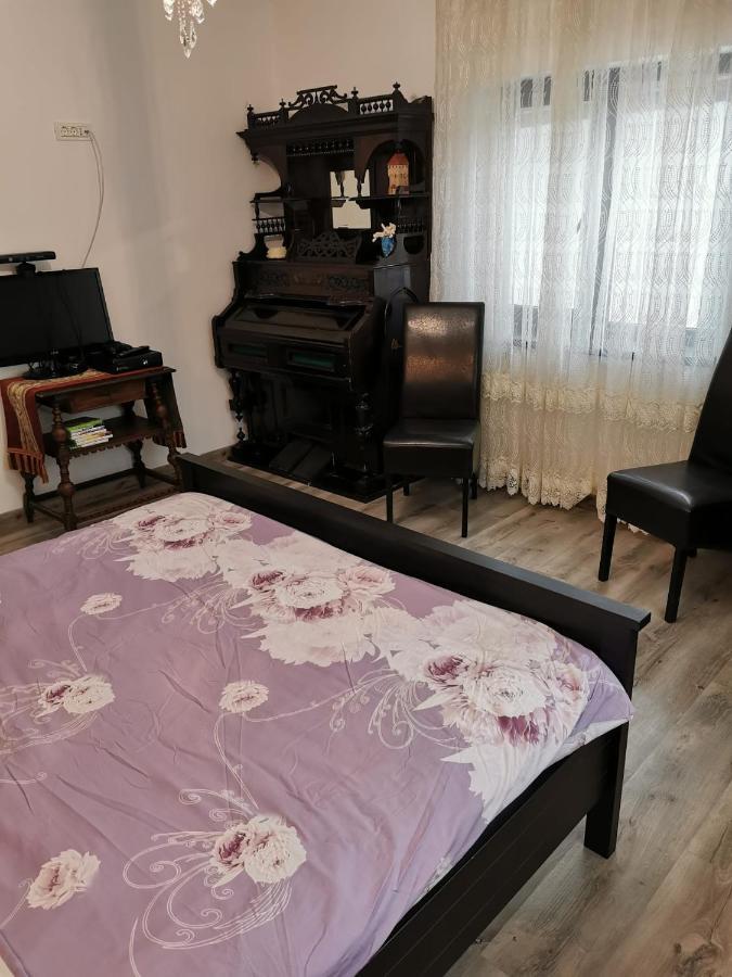 Vila Primitoare,Incalzire Centrala, Trei Dormitoare, Living, Baie Cu Cada Cu Hidromasaj, Bucatarie-Living Separata De Casa, Casuta De Gradina, Curte, Gratar Azuga Luaran gambar